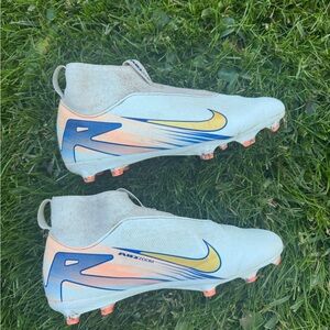 Nike Soccer Cleats Youth Size 5 Great Condition